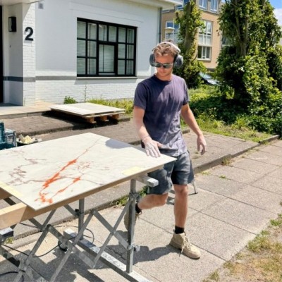 Chiel aan het werk met een grootformaat keramische plaat